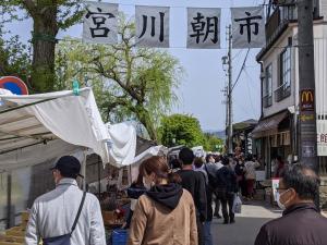 高山Guesthouse Tomaru的一群人走在市场的街道上