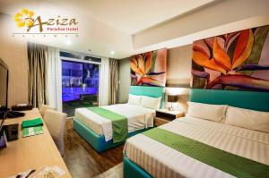 公主港阿齐扎天堂酒店 的酒店客房设有两张床,墙上挂有绘画作品