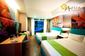 公主港阿齐扎天堂酒店 的酒店客房设有两张床、一张桌子和一台电视。