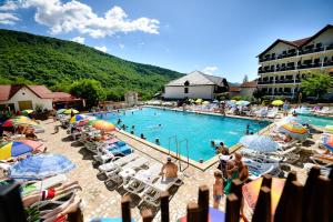 克利默内什蒂Complex Turistic Casa Romaneasca的一座大型游泳池,在度假村里有很多人