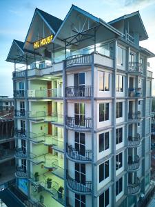 阿鲁沙Hil Venture的带阳台的公寓大楼和酒店