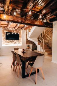 莫雷拉Casa Pelegrí的一间带木桌和椅子的用餐室