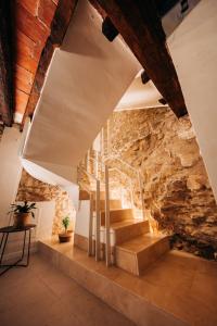 莫雷拉Casa Pelegrí的石墙房间的楼梯