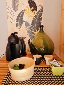 Aillon-le-JeuneLe Chalet Du Blanc Spa yoga的一张带花瓶和杯子的木桌