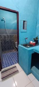SaonekRaja Ampat Sandy Guesthouse的蓝色的浴室设有水槽和淋浴