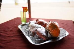 波戈马洛Saritas Guest House - Bogmalo Beach的桌子上盘子上的龙虾