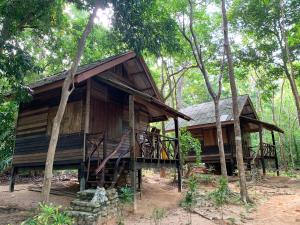 俊穆岛Room in Bungalow - Foresta Cottage of Koh Pu no6196的森林中间的木屋