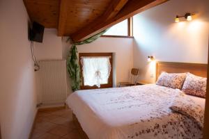 莫尔韦诺Residenza Garibaldi的一间卧室设有一张床和一个窗口