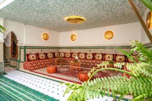 马拉喀什BÔ Riad Boutique Hotel & Spa的客厅配有带南瓜的沙发