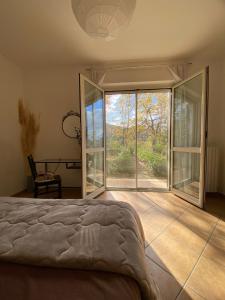 基耶蒂Le Briganti的一间卧室设有一张床和一个大窗户