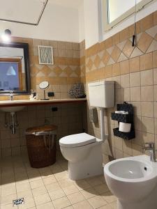 基耶蒂Le Briganti的一间带卫生间和水槽的浴室