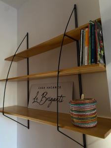 基耶蒂Le Briganti的书架上装着篮子和书