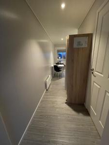 斯沃尔韦尔Vestfjordgata Apartment 12的走廊上设有门,房间带桌子