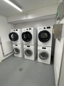 斯沃尔韦尔Vestfjordgata Apartment 3的洗衣房内摆放着4台洗衣机和烘干机