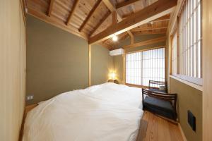 镰仓市一棟貸しの宿 寂香庵的窗户客房内的一张大白色床