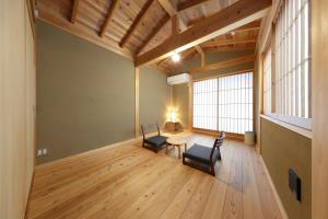 镰仓市一棟貸しの宿 寂香庵的一间设有两把椅子、一张桌子和一个窗户的房间