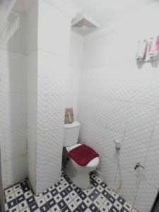泗水Kost K23的一间带红色座椅卫生间的浴室