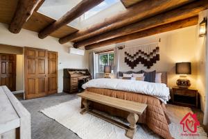 圣达菲Rancho de La Luna Casita的一间卧室设有一张大床和木制天花板