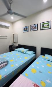 和丰西子楼 CZI Budget Hotel Sungai Siput的卧室内两张并排的床