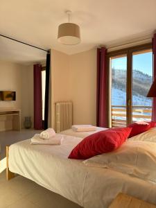 圣费朗索瓦-隆尚L'Auberge Ensoleillée的一间卧室设有两张床和大窗户