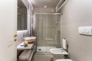 威尼斯San Vio Palace Luxury Apartments的带淋浴、卫生间和盥洗盆的浴室