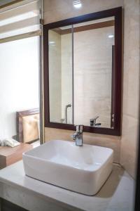 顺化Dat Anh Hotel的浴室设有白色水槽和镜子