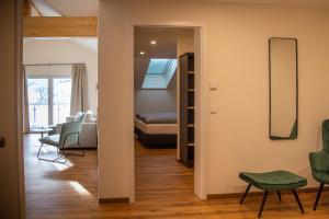 普夫龙滕Das Steinach的客房设有带一张床和镜子的卧室