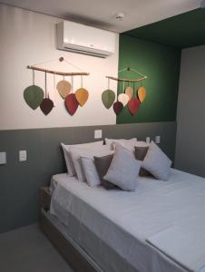 圣劳伦斯海滨Flat Amarilis Apartamento 202的卧室配有带枕头和灯的大床