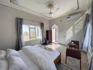 MisfāhJabal Shams, the summit house的一间卧室设有一张大床和一个窗户。