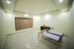 蒂鲁帕蒂Lake Valley Resort and Spa Tirupati的一间房间,里面设有床和木板