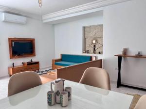 托泽尔Dar Zakaria Toursitic Area的客厅配有桌椅和沙发
