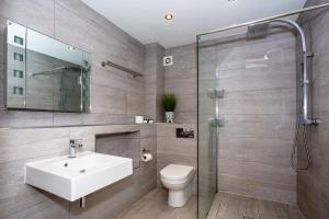 卡迪夫CoffiCo Hotel的一间带水槽、卫生间和淋浴的浴室