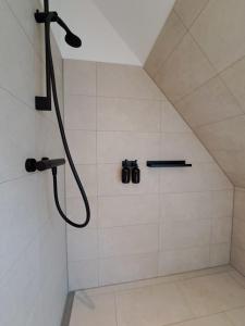 埃肯弗德Eck am Meer 6的一间带淋浴的浴室,墙上配有两个摄像头