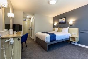 哈特希尔谢菲尔德南戴斯酒店的酒店客房配有一张床、一张书桌和一台电视。