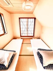 东京吉吉の家的小型客房 - 带2张床和窗户