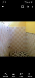 贡布The Hideout的带淋浴的浴室,铺有瓷砖地板。