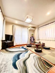 东京吉吉の家的客厅的地板上铺有大地毯