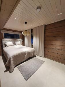 洛斯托Villa Sol Del Luosto的一间卧室配有一张大床和地毯。