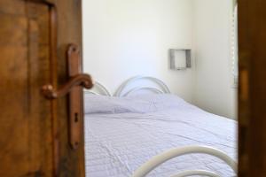 韦兰迈尔Villaggio Cilento Azzurro的一间卧室配有一张蓝色床单