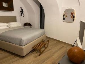 多尔切阿夸Vicolo Rosso 2的卧室配有一张床,墙上设有篮球