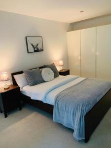 奥平顿Impeccable 2-Bed Apartment in Orpington的一间卧室配有一张带2个床头柜的大床
