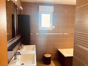LA MARIEFACTURE - Comme un Tour du Monde的一间带水槽和窗户的浴室