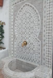 特拉武科新镇Casa Celeste Trabuco的浴室设有马赛克瓷砖墙和淋浴。