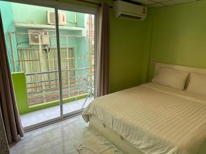 七岩Baan Keang Talay Cha Am的一间卧室设有一张床和一个大窗户