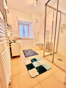 巴德米滕多夫澳贝尔思多尔费勒霍夫酒店的带淋浴、盥洗盆和卫生间的浴室