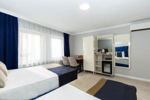 伊斯坦布尔Sirkeci Grand Family Hotel & SPA的酒店客房设有床和客厅。