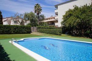 托里代巴拉AT044 Els Porxos的一座游泳池,位于一座建筑旁的院子内