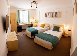 尼萨河畔亚布洛内茨雷哈维特尔酒店的酒店客房配有两张床和一张书桌
