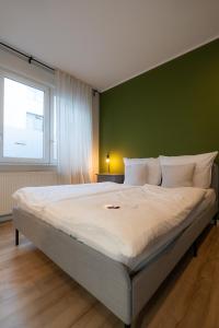 帕德博恩Im Herzen der Stadt - EG Wohnung的一间卧室设有一张大床和绿色的墙壁