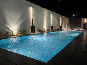 Al Wudayyمنتجع LA的夜间蓝色海水的大型游泳池